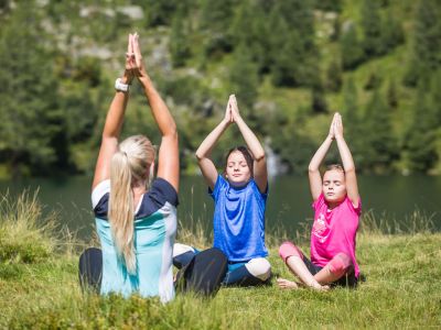 familienreise sommer berge sterreich yoga